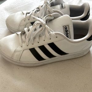 Traditional Adidas. Men’s size 7.